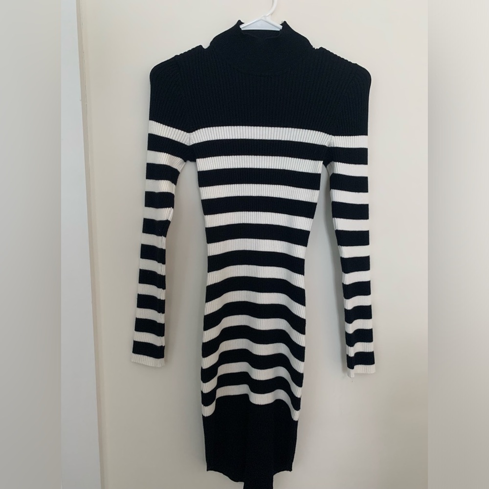 Long sleeve stretchy fitted striped dress black and white